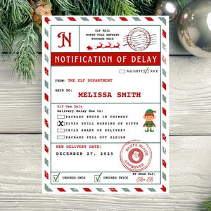 Puede incluir: Una notificación de retraso con temática navideña del Departamento de Elfos. El diseño rojo y verde incluye el texto "NOTIFICATION OF DELAY" y "NUEVA FECHA DE ENTREGA: 27 DE DICIEMBRE DE 2025". La tarjeta está dirigida a Melissa Smith.