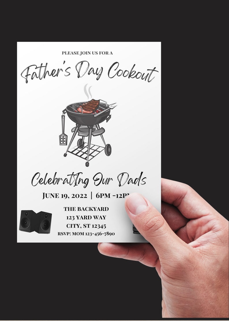 Puede incluir: Invitaci&oacute;n a una barbacoa del D&iacute;a del Padre con una ilustraci&oacute;n en blanco y negro de una parrilla con un filete encima. El texto dice "Celebrating Our Dads" e incluye la fecha y la hora del evento: 19 de junio de 2022, 18:00-12:00. La ubicaci&oacute;n se indica como "The Backyard, 123 Yard Way, City, ST 12345". La informaci&oacute;n de RSVP es "Mom 123-456-7890".