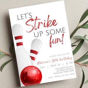 Może przedstawiać: Białe zaproszenie z czerwonym i czarnym tekstem, na którym widnieje napis "Let's Strike Up Some Fun!"  Na zaproszeniu znajduje się czerwona kula do kręgli i dwa białe kręgle z czerwonymi paskami. Zaproszenie jest na 30. urodziny Melissy w The Bowling Alley 31 marca o 20:00.