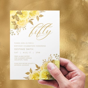Puede incluir: Una tarjeta de invitaci&oacute;n blanca con letras doradas y detalles florales. La invitaci&oacute;n dice "Por favor, &uacute;nase a nosotros para una celebraci&oacute;n de cumplea&ntilde;os en honor a Destinee Smith. S&aacute;b | 17 de agosto | 15:00. Fred & Max Eatery. 1256 Summer Avenue. Houston, Texas. Por favor, confirme su asistencia antes del 15 de agosto. Katherine 2221452123."