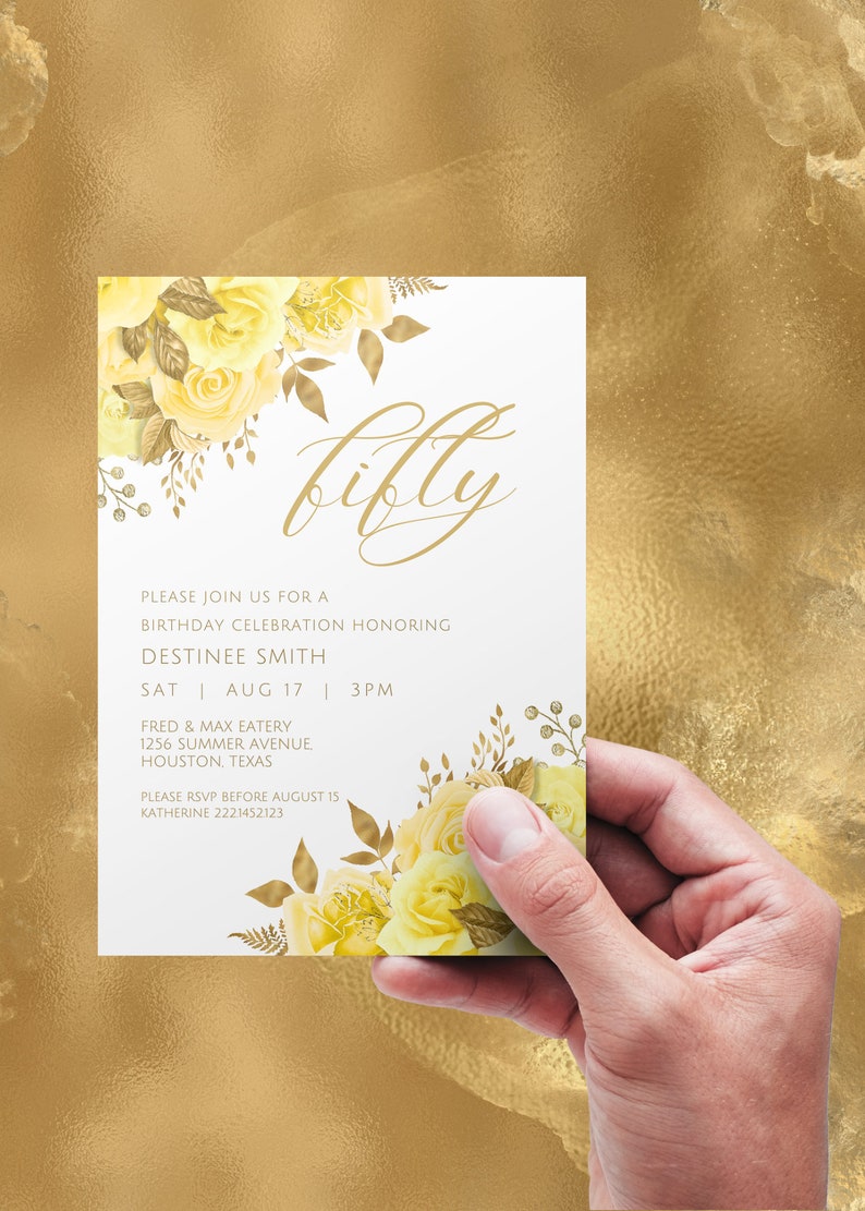 Puede incluir: Una tarjeta de invitaci&oacute;n blanca con letras doradas y detalles florales. La invitaci&oacute;n dice "Por favor, &uacute;nase a nosotros para una celebraci&oacute;n de cumplea&ntilde;os en honor a Destinee Smith. S&aacute;b | 17 de agosto | 15:00. Fred & Max Eatery. 1256 Summer Avenue. Houston, Texas. Por favor, confirme su asistencia antes del 15 de agosto. Katherine 2221452123."