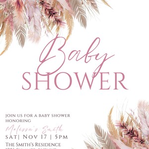 Może przedstawiać: R&oacute;żowe i białe zaproszenie na baby shower z kwiatowym wzorem i tekstem "Baby Shower" w kolorze r&oacute;żowym. Zaproszenie zawiera datę, godzinę, miejsce i informacje RSVP.