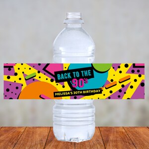 Könnte beinhalten: Wasserflaschenetikett mit 90er-Jahre-Thema. Das Etikett hat ein farbenfrohes geometrisches Muster mit dem Text "Back to the 90's" und "Melissa's 30th Birthday".