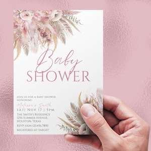 Może przedstawiać: R&oacute;żowe i białe zaproszenie na baby shower z kwiatowym wzorem i tekstem "Baby Shower" w r&oacute;żowym stylu pisma odręcznego. Zaproszenie zawiera imię "Melissa's Smith", datę "SAT NOV 17 | 5PM", lokalizację "THE SMITH'S RESIDENCE 1256 SUMMER AVENUE, HOUSTON, TEXAS" oraz informacje RSVP "RSVP: DON 123.456.7890 REGISTERED AT TARGET".