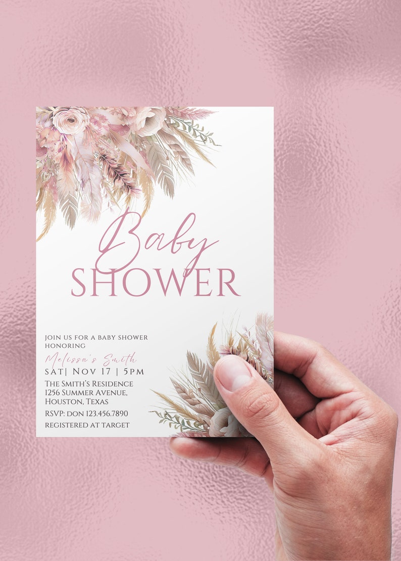 Może przedstawiać: R&oacute;żowe i białe zaproszenie na baby shower z kwiatowym wzorem i tekstem "Baby Shower" w r&oacute;żowym stylu pisma odręcznego. Zaproszenie zawiera imię "Melissa's Smith", datę "SAT NOV 17 | 5PM", lokalizację "THE SMITH'S RESIDENCE 1256 SUMMER AVENUE, HOUSTON, TEXAS" oraz informacje RSVP "RSVP: DON 123.456.7890 REGISTERED AT TARGET".