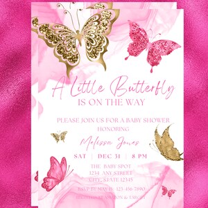Op de afbeelding: Een roze en witte babyborrel uitnodiging met gouden glittervlinders. De tekst luidt "A Little Butterfly is on the Way" en bevat details over het evenement, inclusief de datum, tijd, locatie en RSVP-informatie.