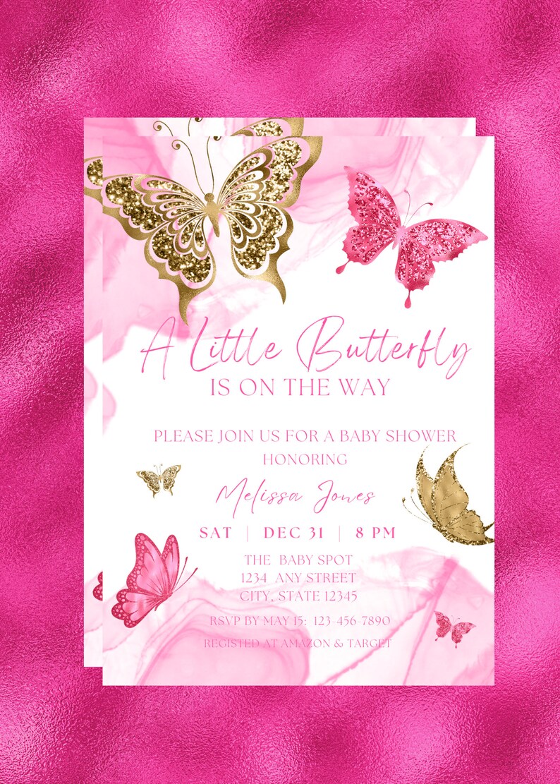 Op de afbeelding: Een roze en witte babyborrel uitnodiging met gouden glittervlinders. De tekst luidt "A Little Butterfly is on the Way" en bevat details over het evenement, inclusief de datum, tijd, locatie en RSVP-informatie.