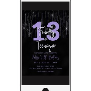 Pu&ograve; includere: Uno smartphone mostra un invito digitale per un 13&deg; compleanno. Il design presenta un grande numero 13 viola con le parole "Finalmente un adolescente". L'invito include il nome della festeggiata, la data, l'ora e il luogo.