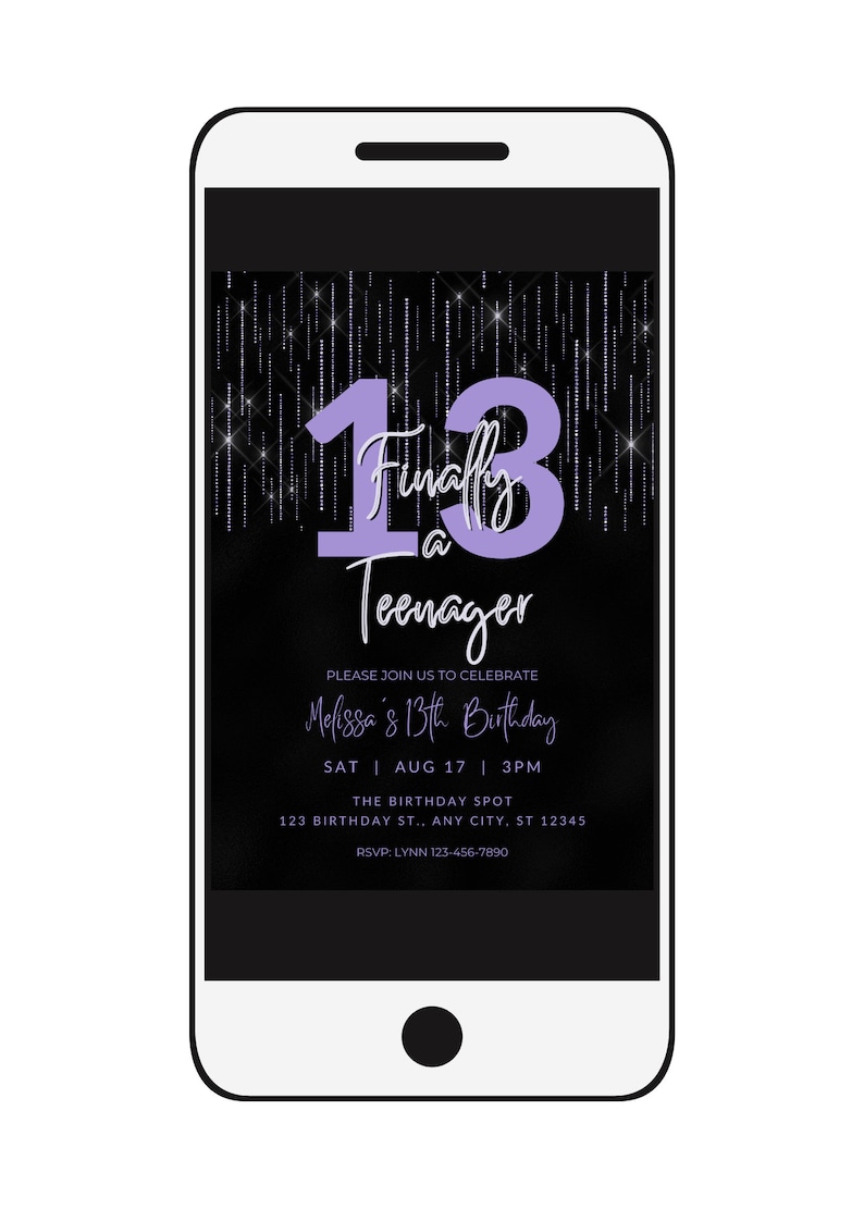 Pu&ograve; includere: Uno smartphone mostra un invito digitale per un 13&deg; compleanno. Il design presenta un grande numero 13 viola con le parole "Finalmente un adolescente". L'invito include il nome della festeggiata, la data, l'ora e il luogo.