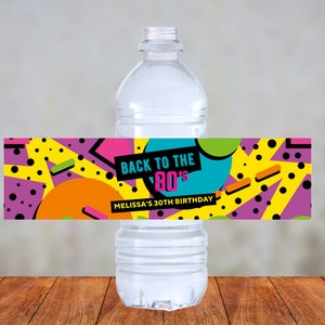 Può includere: Etichetta per bottiglia d'acqua con un design colorato a tema anni '80. L'etichetta dice "Back to the 80's" e "Melissa's 30th Birthday".
