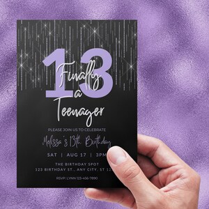 Pu&ograve; includere: Un invito di compleanno nero e lavanda con la scritta "13 Finalmente un adolescente". L'invito include i dettagli per il 13&deg; compleanno di Melissa, tra cui data, ora e luogo. Lo sfondo &egrave; viola strutturato.