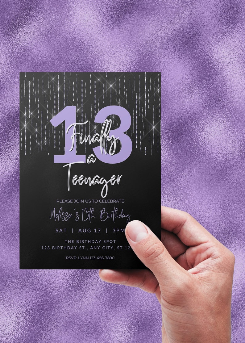 Pu&ograve; includere: Un invito di compleanno nero e lavanda con la scritta "13 Finalmente un adolescente". L'invito include i dettagli per il 13&deg; compleanno di Melissa, tra cui data, ora e luogo. Lo sfondo &egrave; viola strutturato.