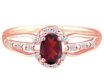 Exquisite Garnet Gemstone and Diamonds Ring in 14K Rose Gold.
