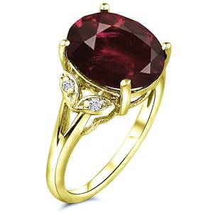 Anello di fidanzamento con grande pietra preziosa in granato taglio ovale, in oro giallo 14 carati.