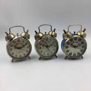 Retro Charm: Vintage Windup Alarm Clock for Table - A Classic Timepiece