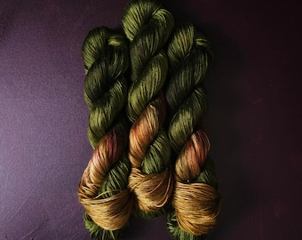 Gold In The Moss, fil végétalien teint à la main, fil dégradé, fil à tricoter doigté / poids DK, fil de tencel OU de bambou, fil de crochet brillant,