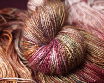 Otoños último beso - Hilo vegano teñido a mano, rubor, rosa, beige, verde, marrón, hilo de bambú suave con dedos moteados, hilo tencel brillante y elegante