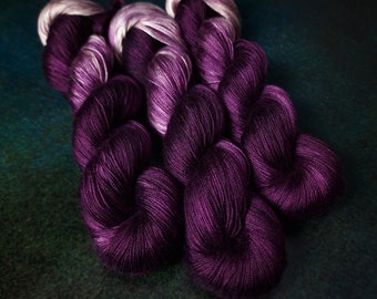 Hilo vegano teñido a mano ~ Berry Love Affair*** Teñido a pedido ~ hilo de bambú o tencel de grosor DK, pintado a mano