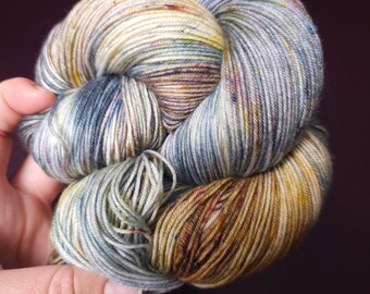Récolte d'hiver, fil dégradé teint à la main, cadeaux pour les tricoteuses, laine à chaussettes joyeuse, fournitures de tricot colorées bleu gris, fil au crochet moucheté