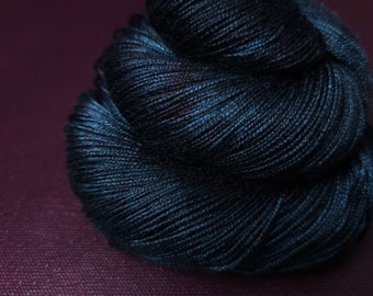 Hilo vegano teñido a mano ~ Azul profundo océano ***Teñido a pedido ~ hilo de tencel o bambú de grosor DK, pintado a mano