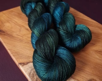 Fil végétalien teint à la main ~ Mer de minuit *** teint sur commande ~ Fil de bambou doux, fil de tencel brillant, fil de tissage vibrant, fil bleu sarcelle vert profond