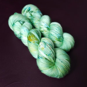 Sea Foam Dreams ~ filato singolo in lana merino tinto a mano, regali per chi lavora a maglia, filato per calzini in lurex dorato, articoli colorati per lavorare a maglia, filato per uncinetto in lana merino