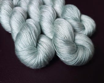 Gris céleste, fil végétalien teint à la main, fil doux, doigté / fil à tricoter DK, fil de tencel OU de bambou, fil de crochet brillant,