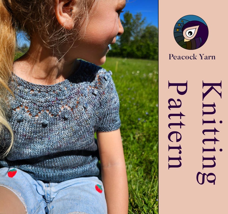 Puede incluir: Una camiseta de punto azul moteado de manga corta con cuello redondo que presenta un canes&uacute; texturizado decorativo con peque&ntilde;as borlas y detalles de encaje. El panel lateral incluye el texto Peacock Yarn y Knitting Pattern con un logo.