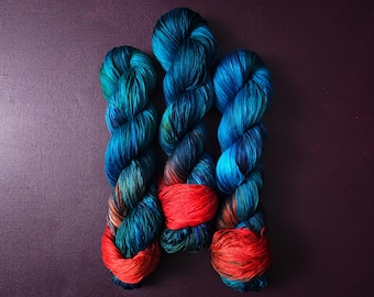 Pie vert bleu, fil végétalien teint à la main, mise en commun assignée, doigté / fil à tricoter DK, tencel / bambou / fil à crocheter en coton