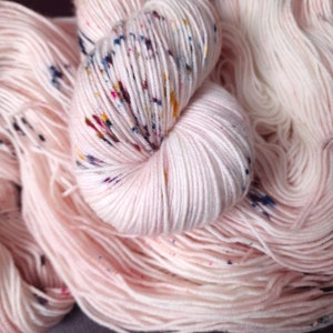 Handgefärbtes Garn ~ Strawberry Icing **Färbung auf Bestellung ~ Socke, Merino Einfädler, DK, Aran, Mohair Seide