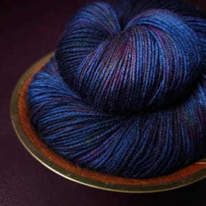 Purple Dust, Farbverlaufsgarn, handgefärbtes Farbverlaufsgarn, Geschenke für Strickerinnen, Häkelgarn gesprenkelt, Farbverlaufsgarn, gesprenkelt