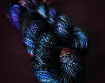 Souvenirs de minuit, fil végétalien teint à la main, fil panaché, fil à tricoter doigté ou poids DK, fil à crocheter tencel/bambou/coton