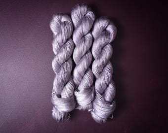 Mauve Desert, hilo vegano teñido a mano, hilo de tejer de grosor DK/finger, tencel o bambú, hilo de crochet brillante, regalo para tejedores