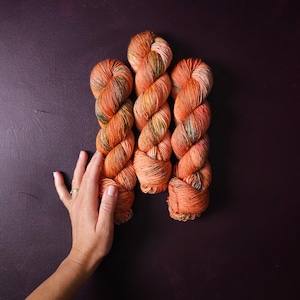 Coral Dream, filato di lana sfumato tinto a mano, regali per chi lavora a maglia, filato per calzini in lurex dorato, articoli colorati per lavorare a maglia, filato per uncinetto in lana merino