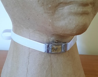 Zilveren art deco authentieke verfraaide rechthoekige horlogechoker met slanke witte fluwelen band die aan de achterkant kan worden gestrikt.