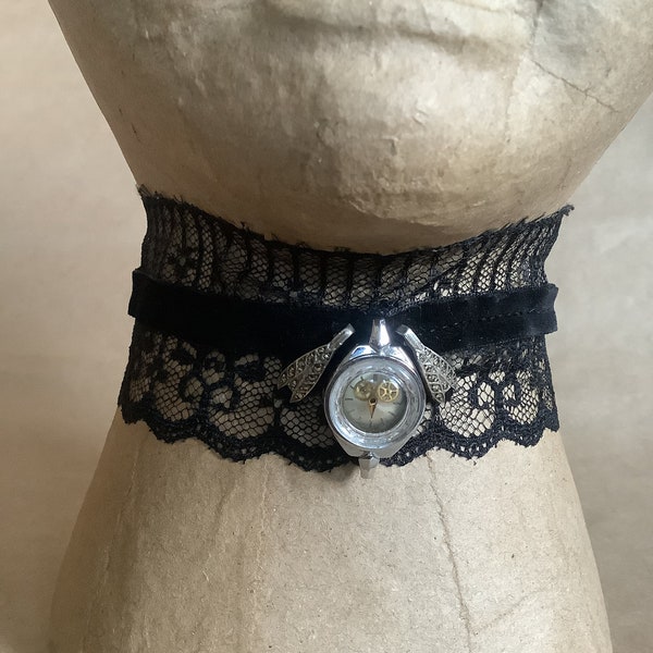 Hibou à ailes dentées en laiton gothique steampunk velours noir et choker en dentelle avec plume - cadran de montre de bordure et ailes minces en marcasite