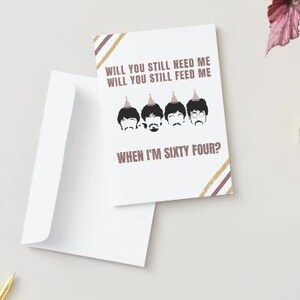 Puede incluir: Una tarjeta de cumpleaños con un diseño de los Beatles. La tarjeta presenta una silueta de los cuatro miembros de los Beatles con sombreros de fiesta. El texto de la tarjeta dice "Will you still need me, will you still feed me when I'm sixty four?"