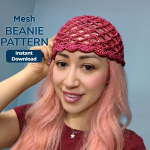 Könnte beinhalten: Das Bild zeigt ein Häkelmuster für eine tiefrosa Mesh-Beanie. Die Beanie hat ein netzartiges Design. Der Text "Mesh BEANIE PATTERN" wird oben links angezeigt, darunter "Instant Download".