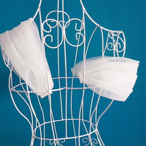 Detachable off-the-shoulder straps