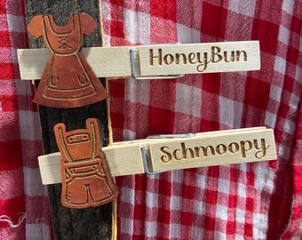 FestPinz! Personalizado Oktoberfest Ropa Alemana Pin Cuero Dirndl Lederhosen Nombre Charm Wiesn Glupperl