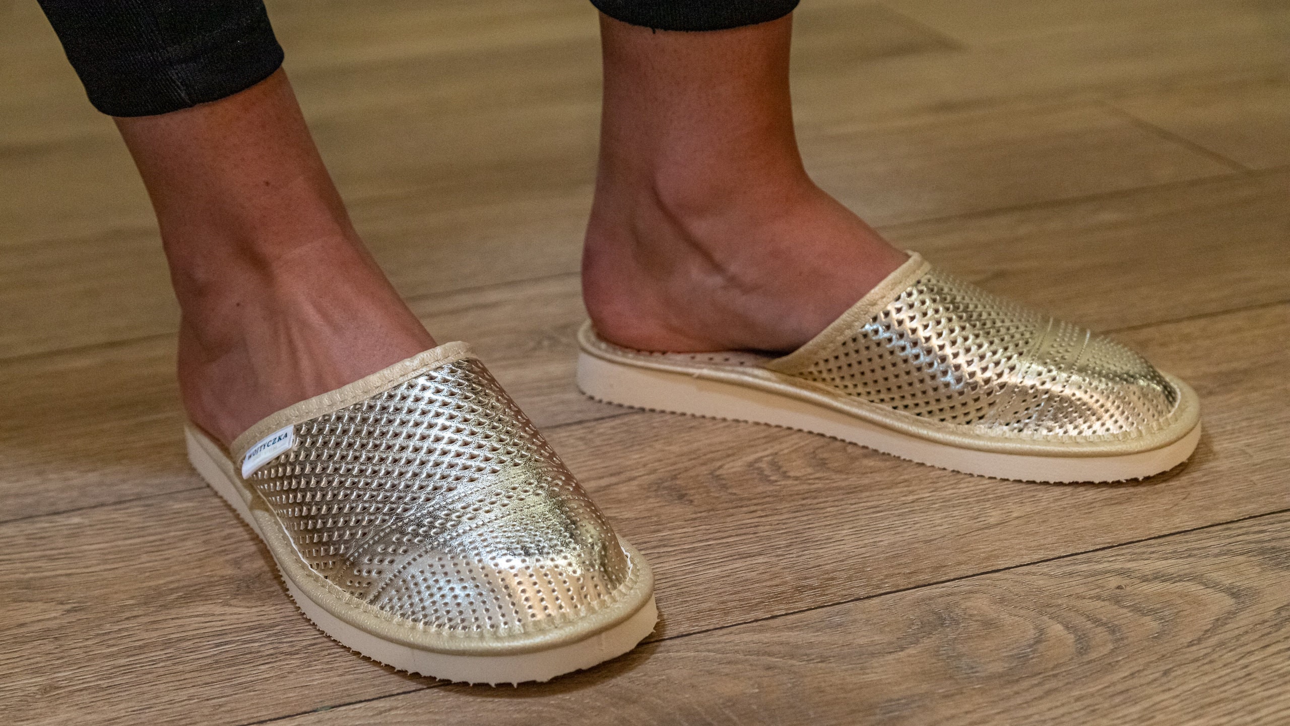 Pantoufles en cuir pour femmes, semelle intérieure en cuir naturel, chaussures de maison, pantoufles à bout fermé, chaussures de maison, fabriquées à la main, pantoufles confortables