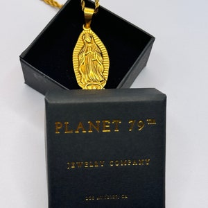 Colgante Virgen María Guadalupe Oro 18k con cadena y Caja Regalo – símbolo de fuerza y protección Garantía de por vida