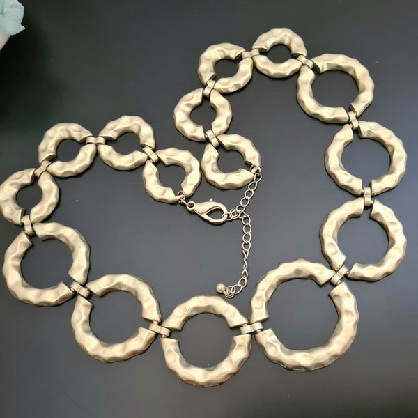 Vintage Retro Hammered Hoop Link Chunky Statement Necklace in Light Gold Tone Metal 80s Costume Jewellery