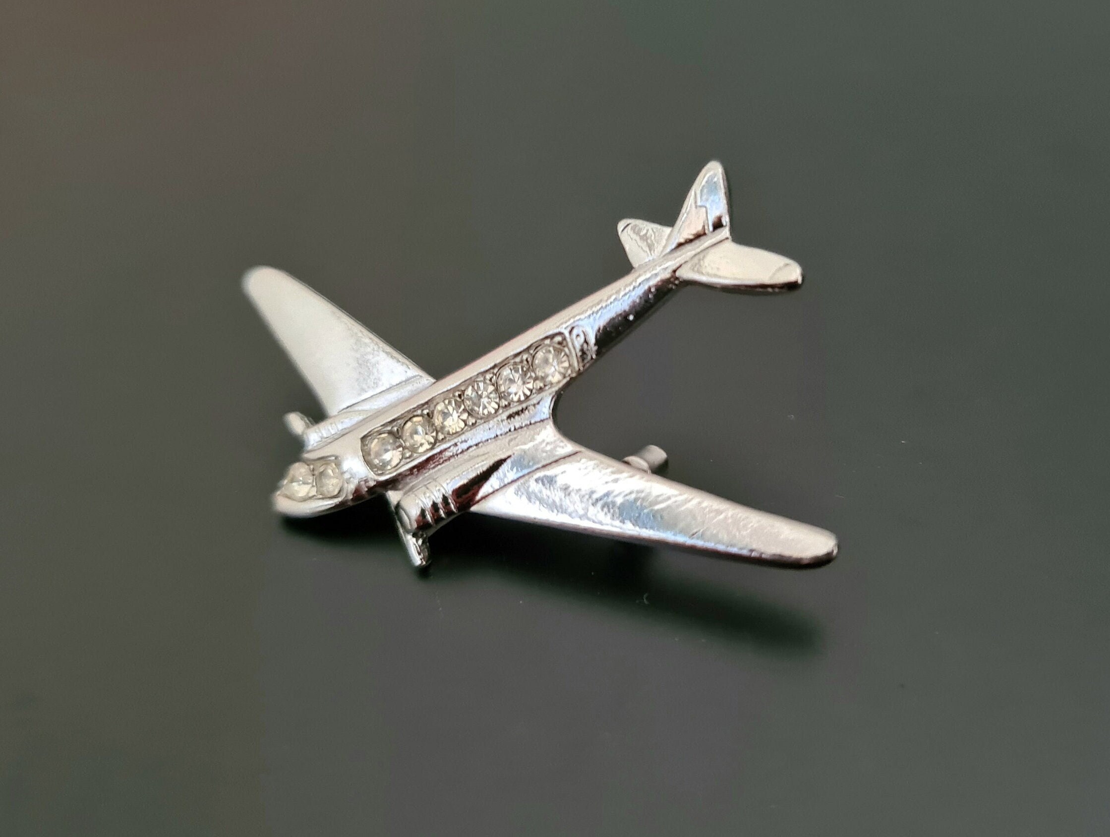 SQLang Plane Brooch Airplane Enamel Charms Jewelry Party Badge Banquet Scarf Pins Gifts 