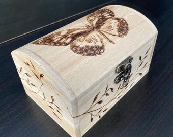 Wooden jewellery box with pyrography touch