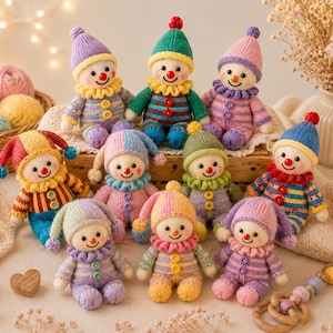 Pode incluir: Uma coleção de nove bonecos palhaço tricotados à mão, com roupas coloridas às riscas, chapéus pontiagudos com pompons, golas com folhos e traços faciais bordados, incluindo narizes vermelhos e bocas sorridentes, dispostos em grupo.