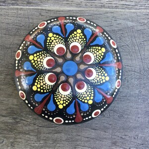 Country Dot Mandala auf Stein