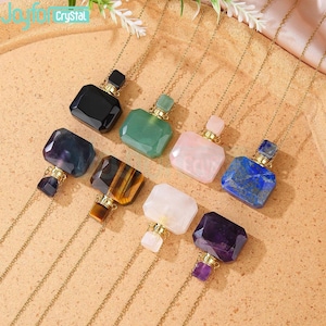 以下が含まれることがあります： 宝石ペンダントネックレスのコレクション。各ネックレスは、黒、緑、ピンク、青、紫など、さまざまな色の長方形の宝石ペンダントが繊細なゴールドチェーンから吊り下げられています。ペンダントには金色のアクセントが付いています。