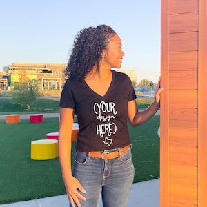 Mockup camicia con scollo a V / Mockup con scollo a V in tela Bella / 6035 / Mockup con scollo a V nero / T-shirt nera / Mockup modello t-shirt nera / scollo a V
