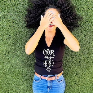 Mockup camicia con scollo a V / Mockup con scollo a V in tela Bella / 6035 / Mockup con scollo a V nero / T-shirt nera / Mockup modello t-shirt nera / scollo a V